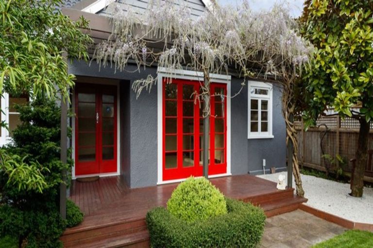 Photo of property in 21 Phoenix Avenue, Hokowhitu, Palmerston North, 4410