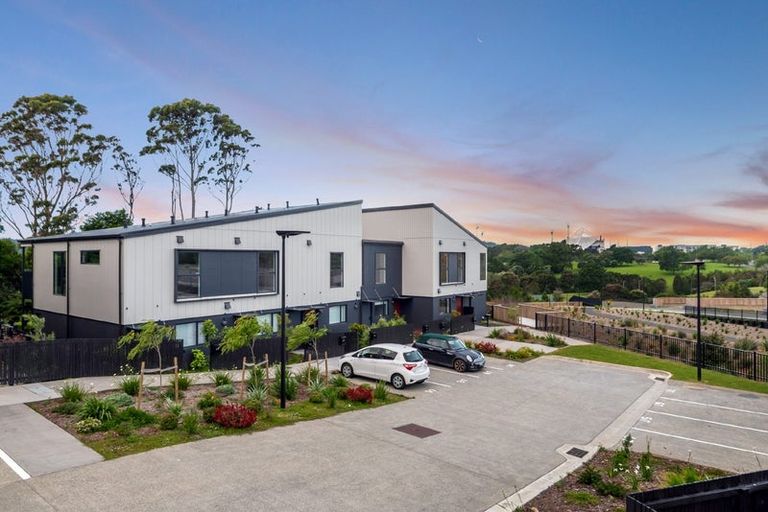 Photo of property in 8/7 Parapara Place, Albany, Auckland, 0632