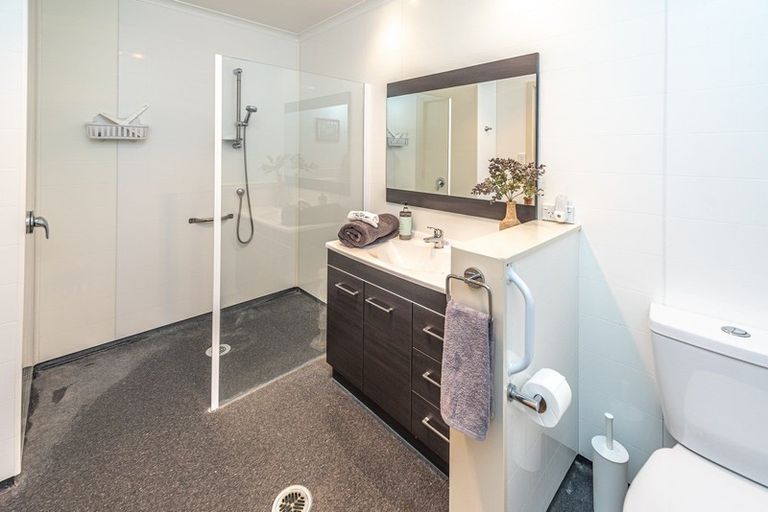 Photo of property in Caversham Park, 2/33 Caversham Road, Westmere, Whanganui, 4501