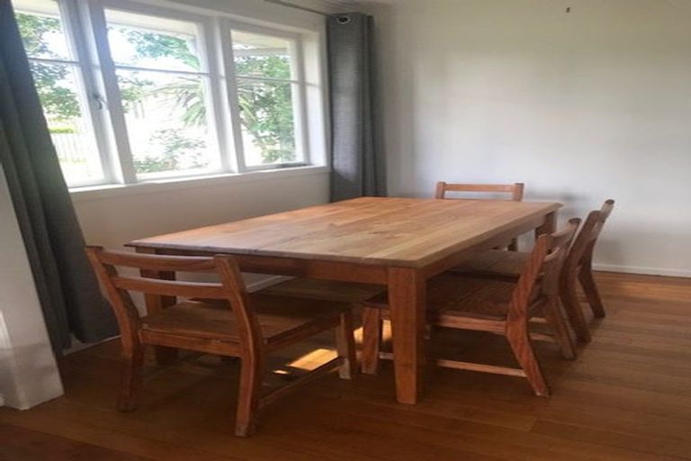 Photo of property in 33 Amberley Avenue, Te Atatu South, Auckland, 0610