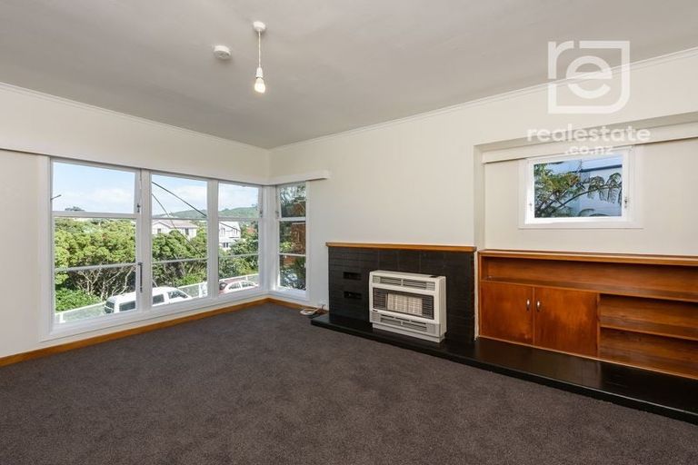 Photo of property in 70 Northland Road, Northland, Wellington, 6012