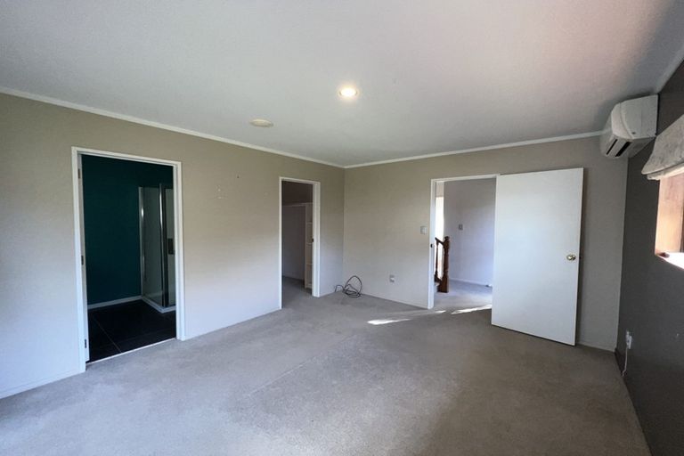 Photo of property in 4 Oystergrove Road, West Harbour, Auckland, 0618