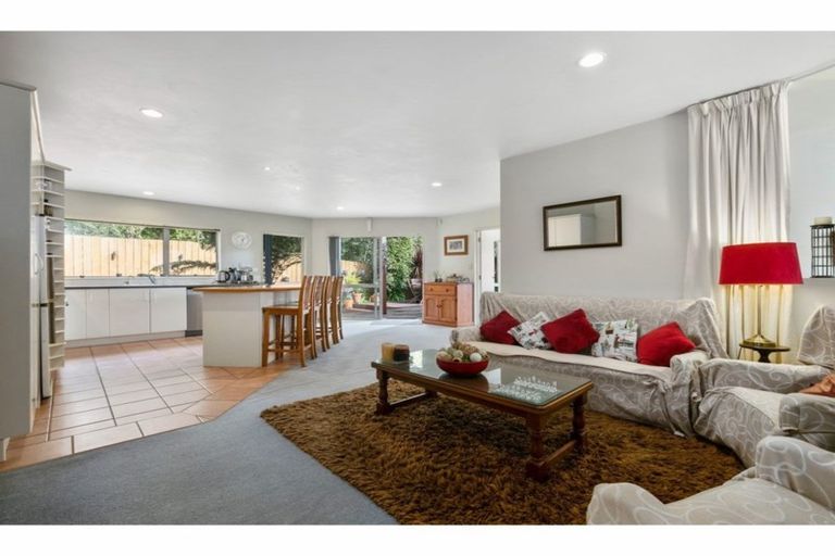 Photo of property in 22 Margaret Henry Crescent, Oteha, Auckland, 0632