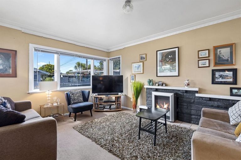 Photo of property in 389 Wairau Road, Totara Vale, Auckland, 0629