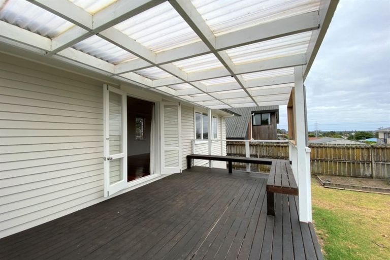 Photo of property in 4 Harding Avenue, Te Atatu South, Auckland, 0610