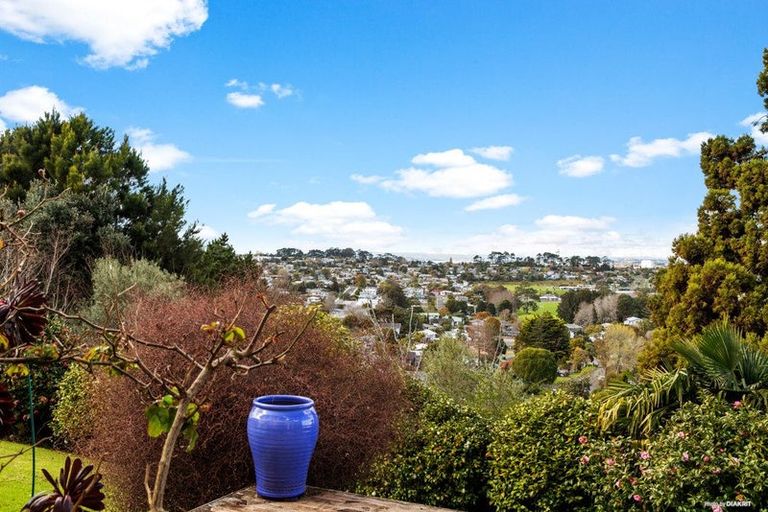 Photo of property in 257 Sunset Road, Sunnynook, Auckland, 0632