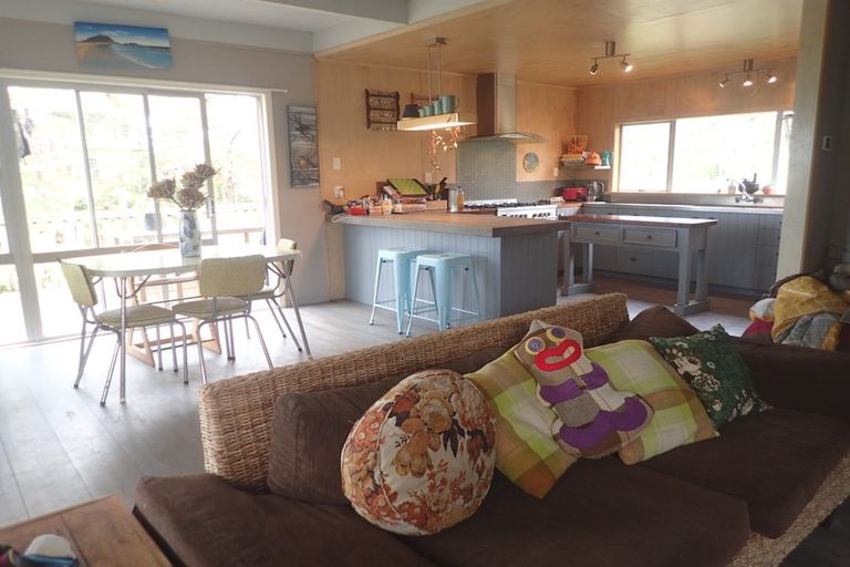 Photo of property in 15 Linda Street, Oakura, 4314