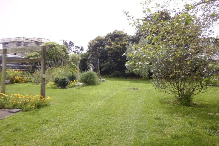 Photo of property in 6 Whiteley Street, Moturoa, New Plymouth, 4310