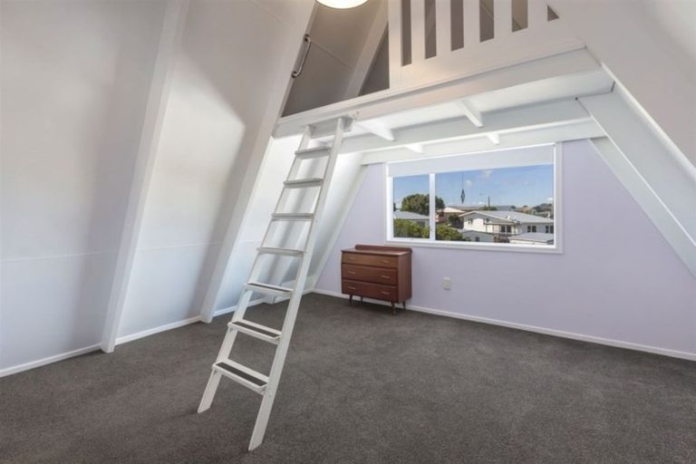 Photo of property in 9 Toporoa View, Ascot Park, Porirua, 5024