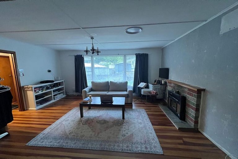 Photo of property in 32 Shackleton Grove, Stokes Valley, Lower Hutt, 5019