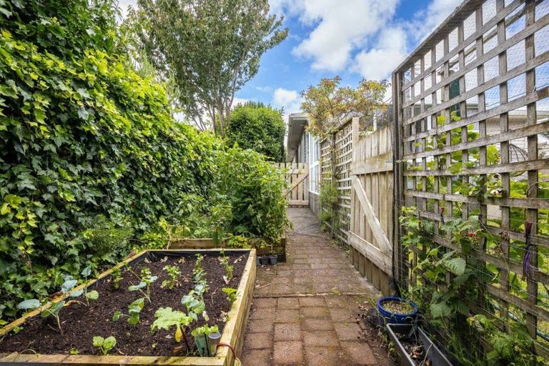 Photo of property in 10 Wallath Road, Westown, New Plymouth, 4310