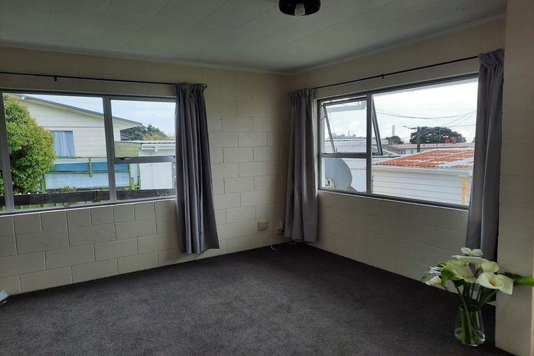 Photo of property in 10 Banks Street, Marfell, New Plymouth, 4310
