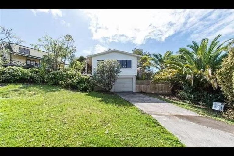 Photo of property in 9 Thalia Place, Totara Vale, Auckland, 0629