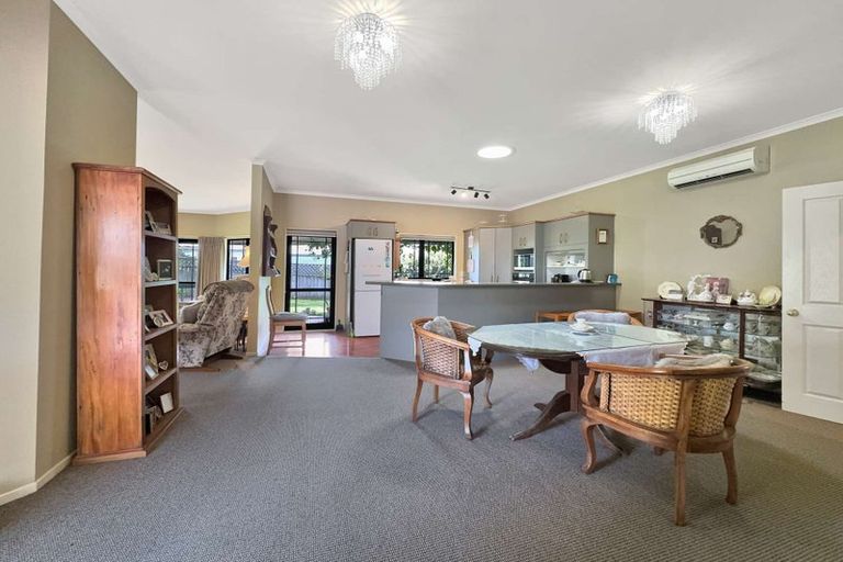 Photo of property in 20 Paraekaretu Street, Hunterville, 4730