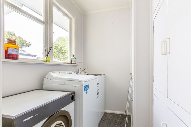 Photo of property in 162 Aokautere Drive, Fitzherbert, Palmerston North, 4410