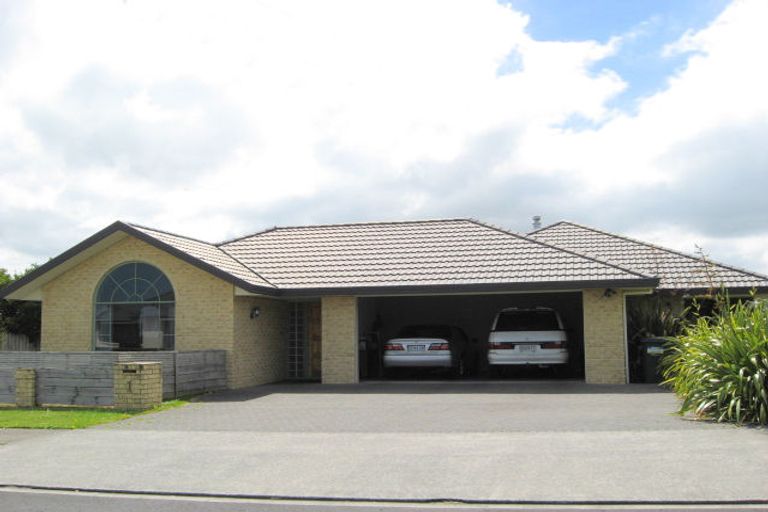 Photo of property in 1 Dan Bryant Place, Pukekohe, 2120
