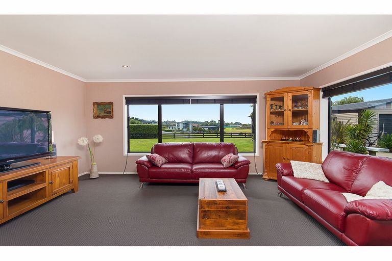 Photo of property in 4 Calderwood Close, Waiuku, 2123