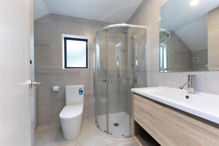 Photo of property in 28d Edmonton Road, Henderson, Auckland, 0612