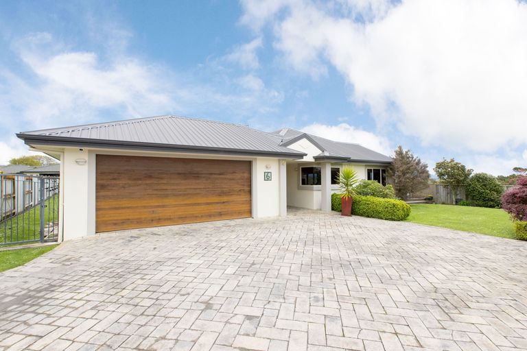 Photo of property in 6 Kea Place, Fitzherbert, Palmerston North, 4410