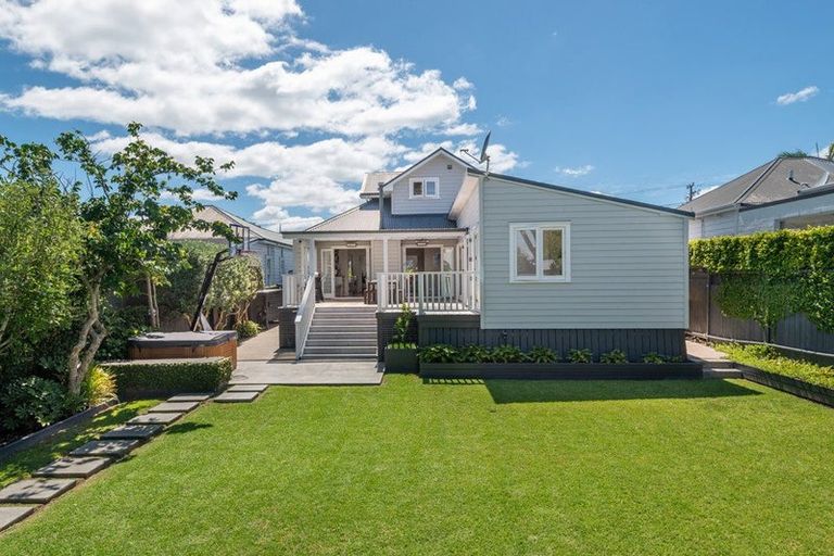 Photo of property in 165 Vauxhall Road, Narrow Neck, Auckland, 0624