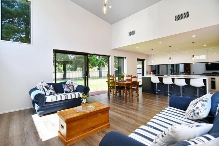 Photo of property in 33 Kohunga Crescent, Bottle Lake, Christchurch, 8083