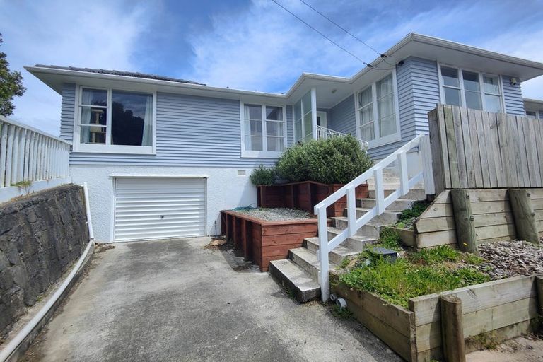 Photo of property in 38 Lyndfield Lane, Newlands, Wellington, 6037