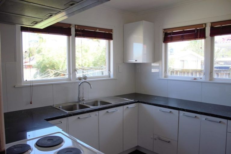 Photo of property in 2/10 Ocean View Road, Northcote, Auckland, 0627