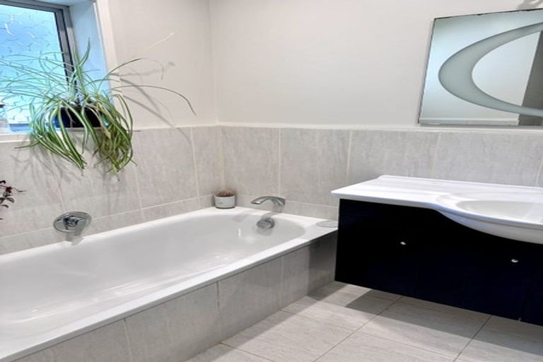 Photo of property in 2/20 Malters Place, Browns Bay, Auckland, 0630