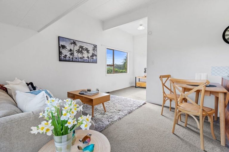 Photo of property in 1/918 Beach Road, Waiake, Auckland, 0630