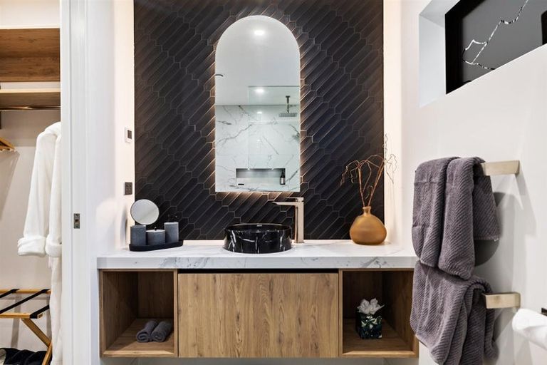 Photo of property in 10 Limerick Lane, Queenstown, 9300