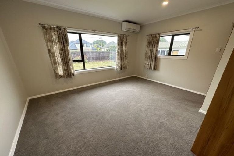 Photo of property in 32 Avonhead Road, Avonhead, Christchurch, 8042