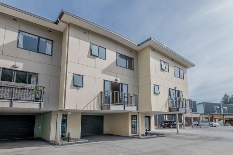 Photo of property in Te Kakariki Apartments, 2/2 Wellington Road, Paekakariki, 5034