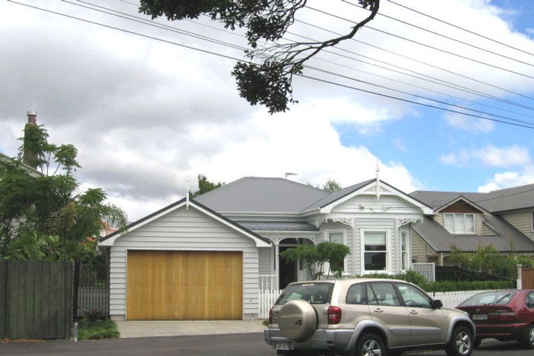 Photo of property in 19 Waterview Road, Stanley Point, Auckland, 0624