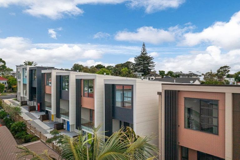 Photo of property in 2/33 Williamson Avenue, Belmont, Auckland, 0622