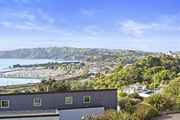 Photo of property in 32 Paremata Drive, Paremata, Porirua, 5024