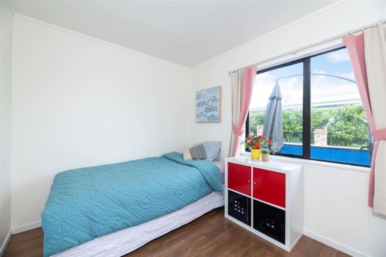 Photo of property in 1/253 Glenfield Road, Hillcrest, Auckland, 0627