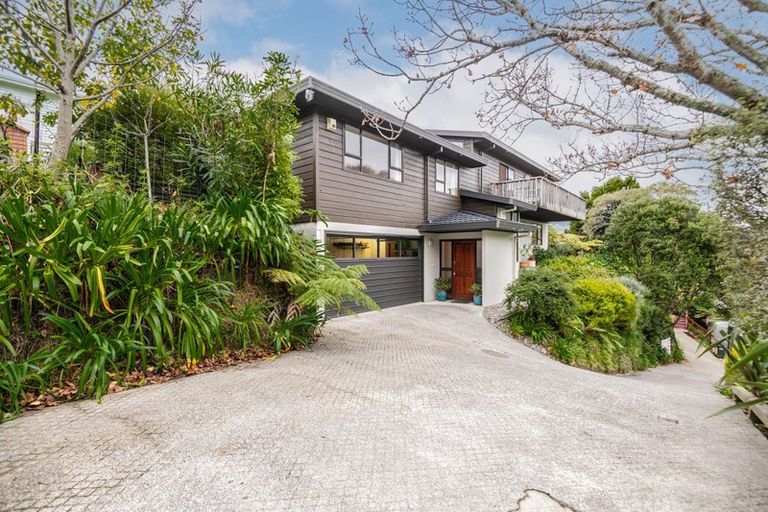 Photo of property in 16 Romney Square, Tawa, Wellington, 5028