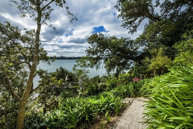 Photo of property in 10a First Avenue, Stanley Point, Auckland, 0624