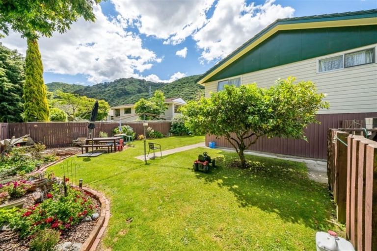 Photo of property in 30 Larchmont Grove, Totara Park, Upper Hutt, 5018