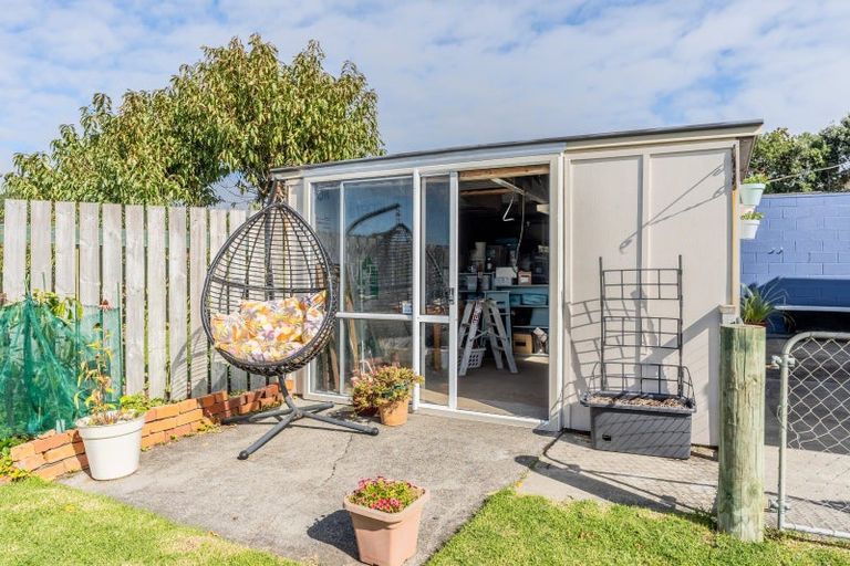 Photo of property in 15 Colenso Place, Otaki Beach, Otaki, 5512
