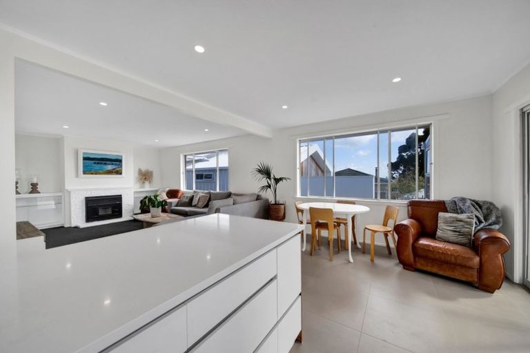 Photo of property in 27 Wairau Road, Oakura, 4314