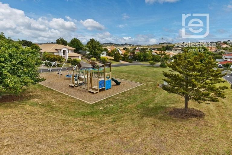 Photo of property in 25 Taroka Close, Pinehill, Auckland, 0632