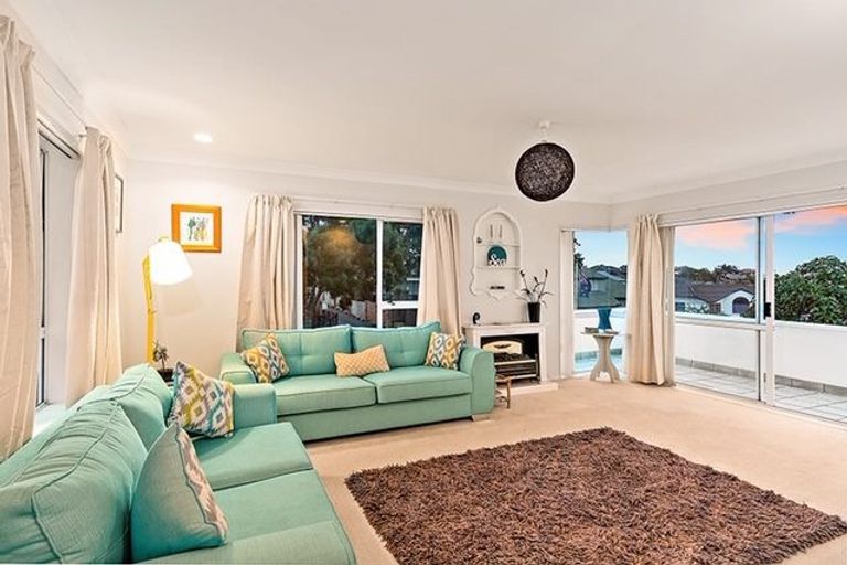 Photo of property in 2/16 Bluefin Way, West Harbour, Auckland, 0618