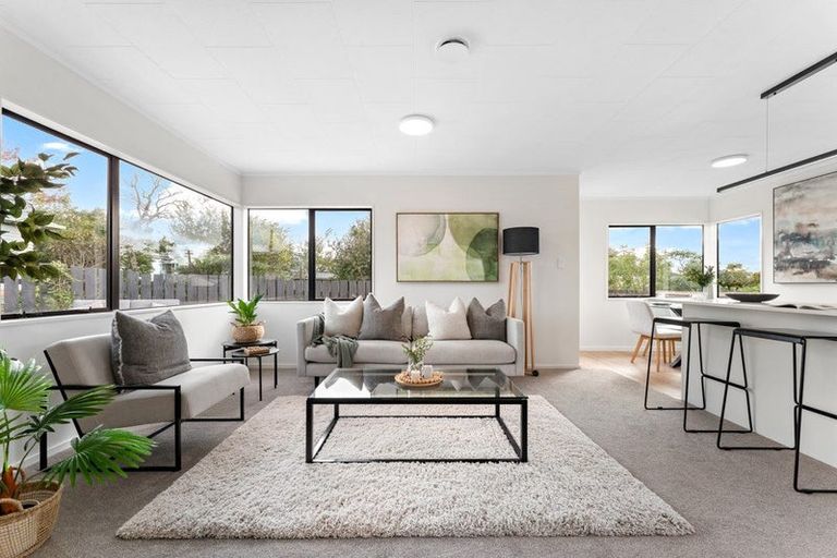 Photo of property in 2/7 Rewarewa Road, Te Atatu Peninsula, Auckland, 0610