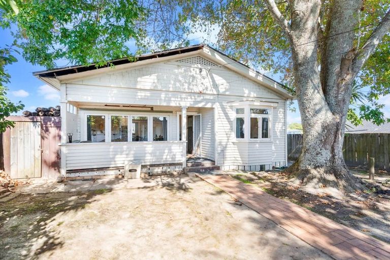 Photo of property in 4050 Great North Road, Glen Eden, Auckland, 0602