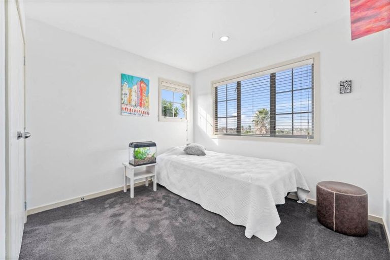 Photo of property in 52 Rising Parade, Fairview Heights, Auckland, 0632