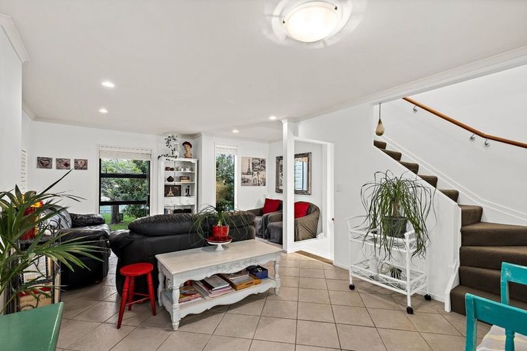 Photo of property in 40 Verdale Circle, Glen Eden, Auckland, 0602