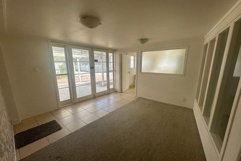 Photo of property in 8 Celsmere Lane, Te Atatu Peninsula, Auckland, 0610