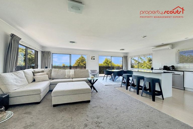 Photo of property in 2/33 Montgomery Avenue, Rothesay Bay, Auckland, 0630