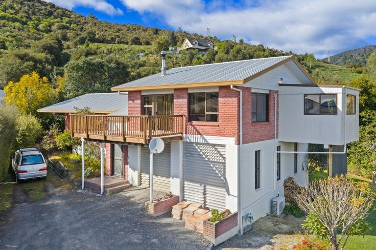 Photo of property in 6 Moana View Road, Waikawa, Picton, 7220